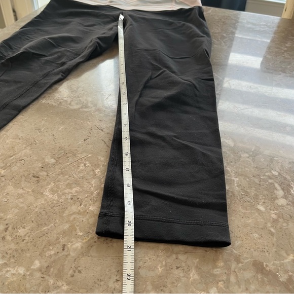 Lululemon black reversible leggings no size dot but they are a 6 - Picture 7 of 8